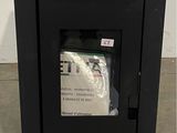 une photo d'une armoire métallique noire sur laquelle est apposée une étiquette
