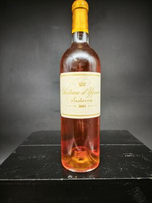 une bouteille de vin posée sur une table noire