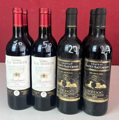 plusieurs bouteilles de vin sont alignées sur une table