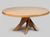 un gros plan d'une table en bois à trois pieds avec un plateau rond