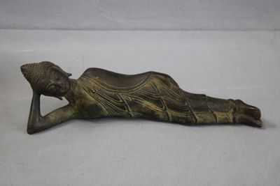 Bouddha couché en bronze patiné.