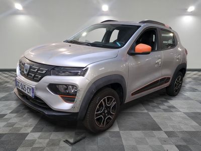Le nouveau SUV Dacia est garé dans un showroom.