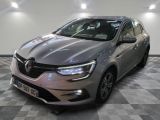 une voiture grise est garée dans une grande pièce au sol en damier