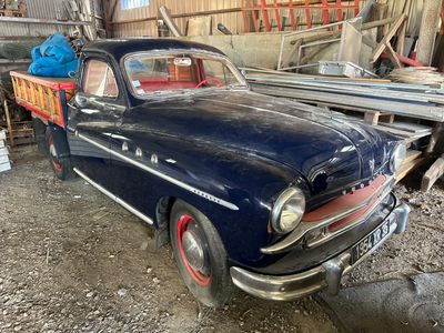 un camion bleu garé dans un garage