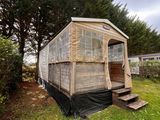 une petite maison au milieu de l'herbe