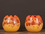 deux vases posés sur une table en bois