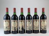 six bouteilles de vin sont alignées dans une rangée