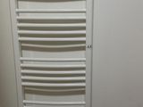 un radiateur blanc dans un coin de la pièce