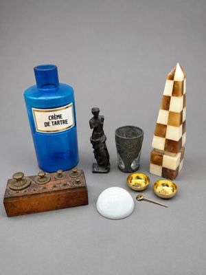 une bouteille bleue, un échiquier en bois et d'autres objets