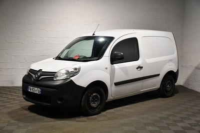 la photo d'une camionnette blanche garée dans un garage