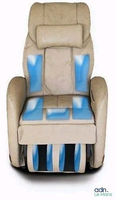 Le fauteuil inclinable est rayé de bleu et de blanc.