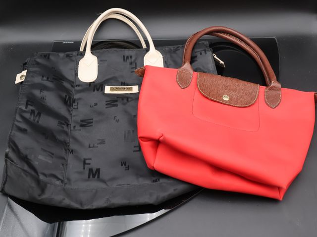 CARVEN – Sac en toile noir (bon état) ; LONGCHAMP – Sac pliable r...