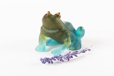 figurine représentant une grenouille assise sur une fleur violette