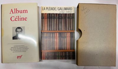 deux livres sont posés l'un à côté de l'autre sur une table