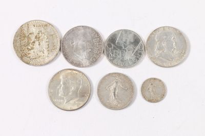 l'image d'un groupe de pièces de monnaie posées sur une surface blanche