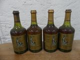 trois bouteilles de vin posées sur une table en bois