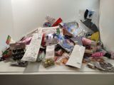 un tas de bonbons et d'emballages de bonbons sur un comptoir