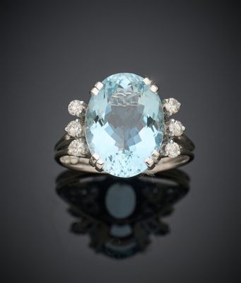 une bague ovale sertie d'une aigue-marine et de diamants, signée Van Cleef