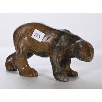 figurine d'ours brun avec une étiquette de prix autour du cou