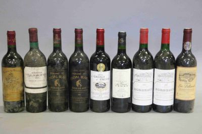 plusieurs bouteilles de vin sont alignées sur une table
