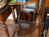 une boîte de chaussures posée sur une table à côté d'une cafetière