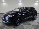 un SUV Nissan noir garé sur un sol en carrelage à damier