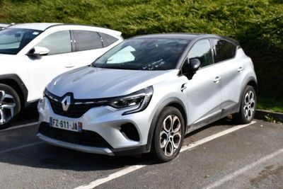 deux voitures garées sur un parking