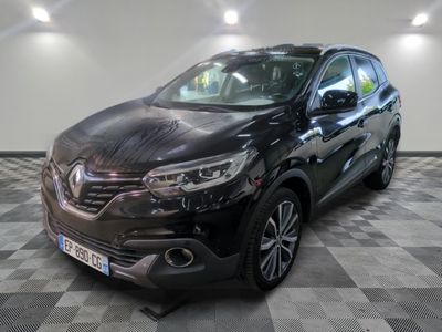 la voiture noire est garée sur un sol en damier dans le garage