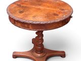 une image représentant une table ronde avec un plateau en bois sur fond blanc