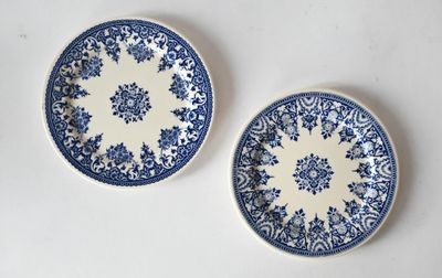 deux assiettes bleues et blanches ornées de motifs floraux