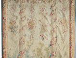 un tapis ancien avec un motif floral sur fond blanc