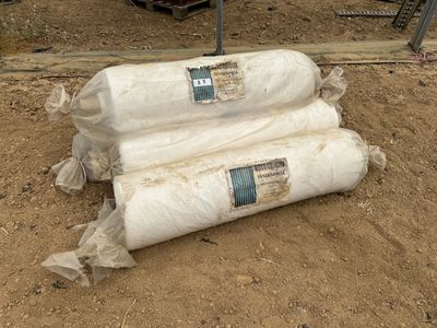 deux sacs de sable posés par terre l'un à côté de l'autre