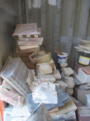 une pile de livres posée par terre dans un coin de la pièce