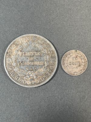 deux pièces d'argent, dont l'une porte une couronne et l'autre en porte une