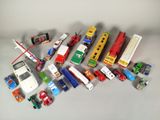 un grand nombre de voitures et de camions jouets qui se trouvent sur la table