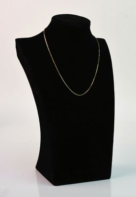 gros plan d'un collier sur un mannequin sur fond blanc