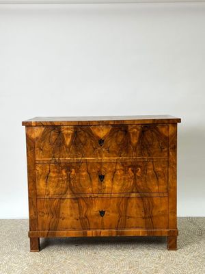 une commode en noyer avec trois tiroirs de chaque côté