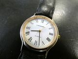 gros plan d'une montre-bracelet sur une surface noire