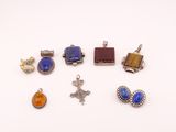 plusieurs types de bijoux sont présentés sur une surface blanche