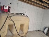 un bloc de béton surmonté d'une pompe à essence