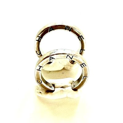 une bague en argent sur laquelle est gravé le mot « love »