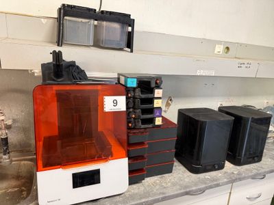 de nombreuses machines différentes posées sur un comptoir dans une pièce
