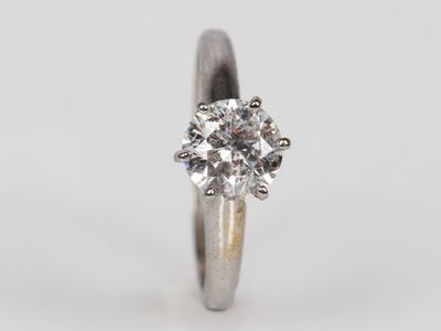 une bague de fiançailles ornée d'un seul diamant au centre