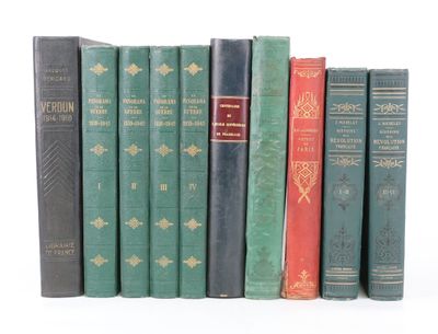 plusieurs vieux livres sont alignés sur une surface blanche