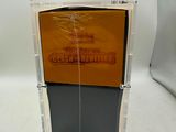 une image représentant une boîte transparente avec une étiquette noire et orange