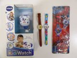 une montre-jouet et une montre avec un panda dessus
