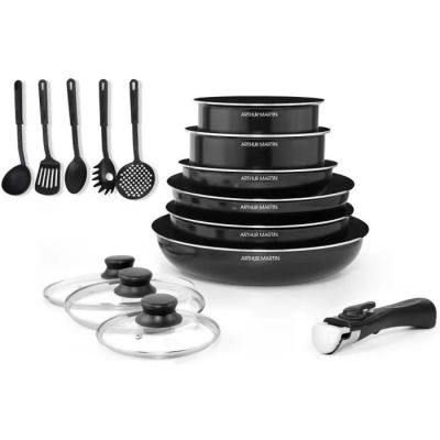 un ensemble de casseroles et poêles noires sur fond blanc