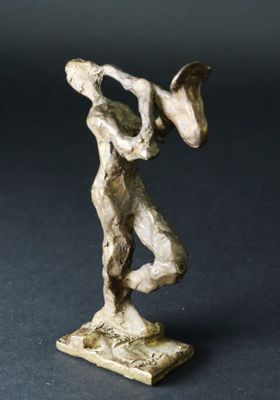 une statue représentant un homme tenant une batte de baseball posée sur une table