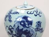 un vase bleu et blanc avec un couvercle sur une table