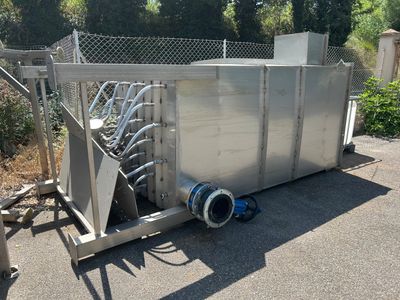 une grosse machine garée sur le bord de la route
